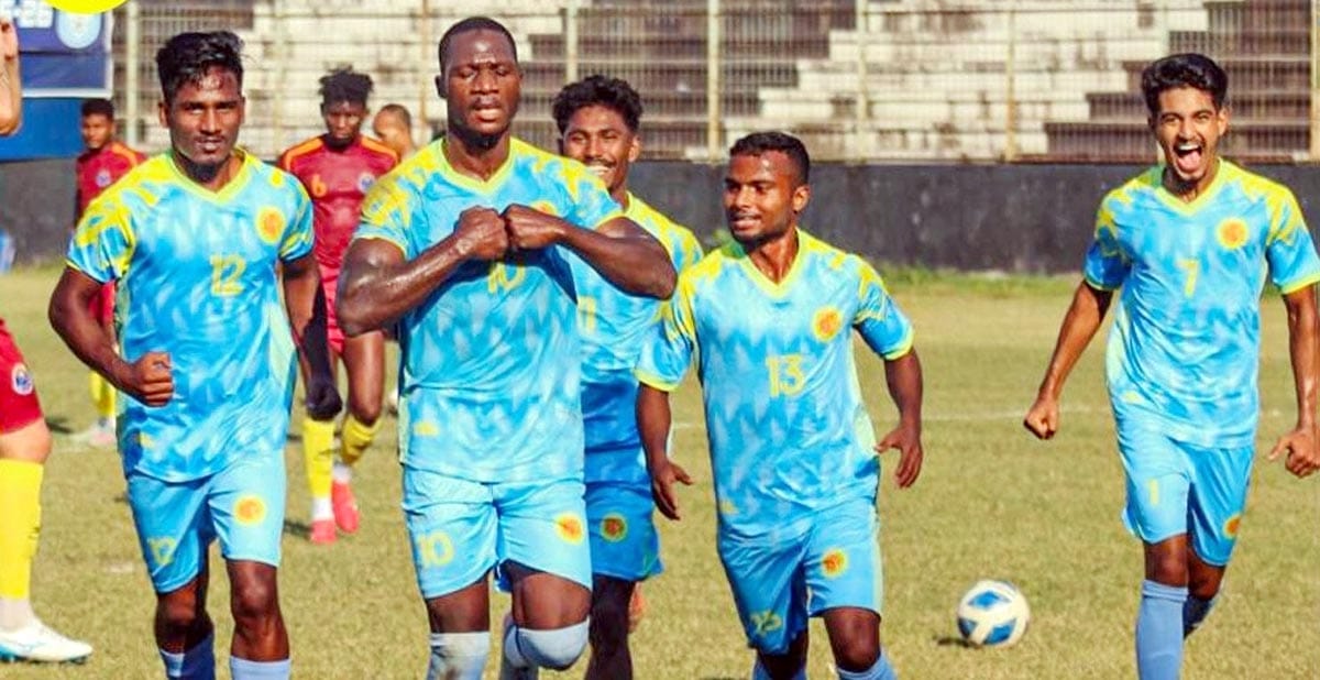 গোল করে আবাহনীর উল্লাস।