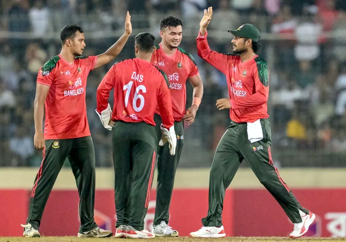 বাংলাদেশ দলের উল্লাস উইকেট পেয়ে।