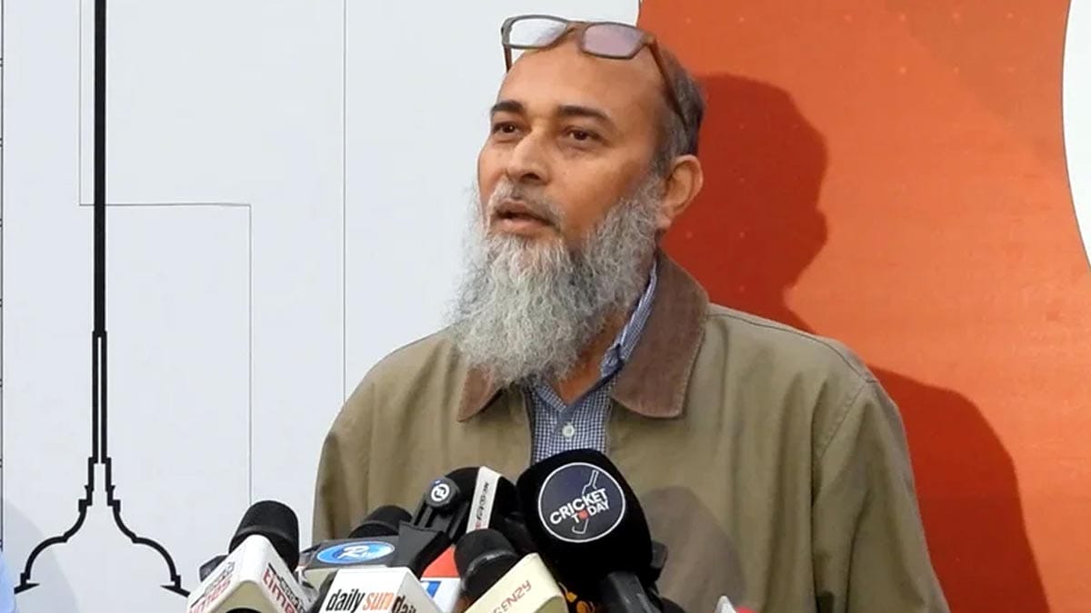 বিসিবি পরিচালক নাজমুল ইসলাম সংবাদ সম্মেলনে কথা বলছেন