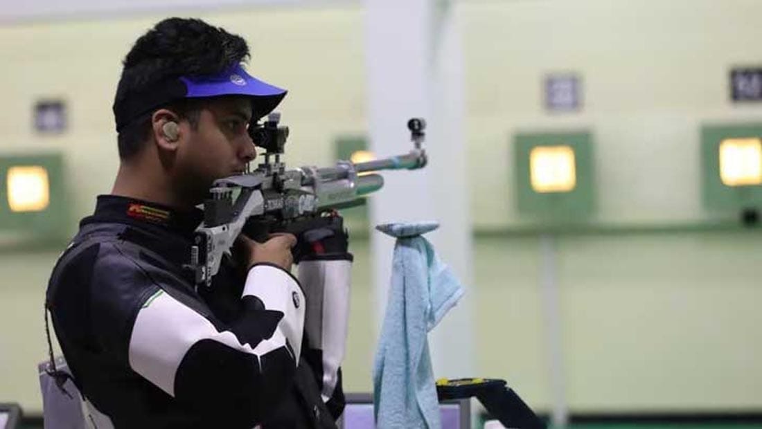 শুটিং রেঞ্জে নিশানায় ব্যস্ত বাংলাদেশি শুটার রবিউল ইসলাম