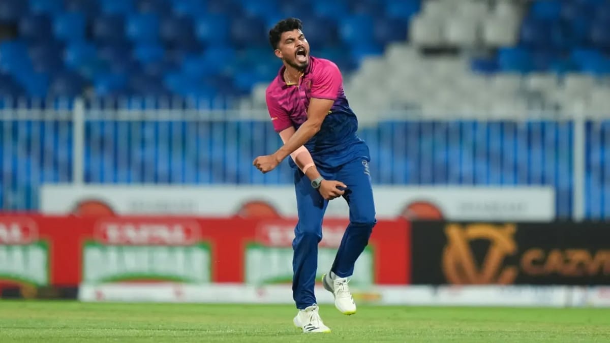 সংযুক্ত আরব আমিরাতের জার্সিতে হায়দার আলীর উদযাপন।