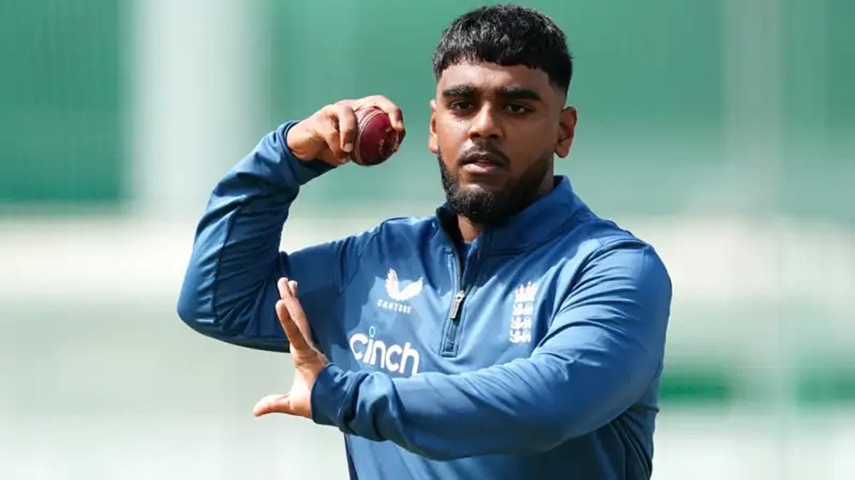 ইংল্যান্ড ক্রিকেট দলের লেগ-স্পিনার রেহান আহমেদ অনুশীলনে ব্যস্ত।