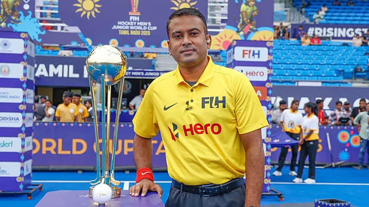 আম্পায়ার শাহবাজ আলীর আন্তর্জাতিক হকি ম্যাচ পরিচালনার মুহূর্ত।