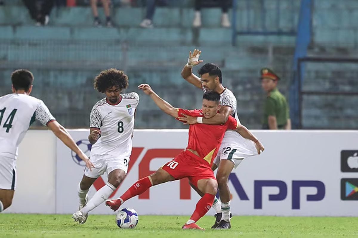 হ্যানয়ের হ্যাং ডে স্টেডিয়ামে ভিয়েতনামের ফুটবলারদের আক্রমণ প্রতিহত করার চেষ্টা।