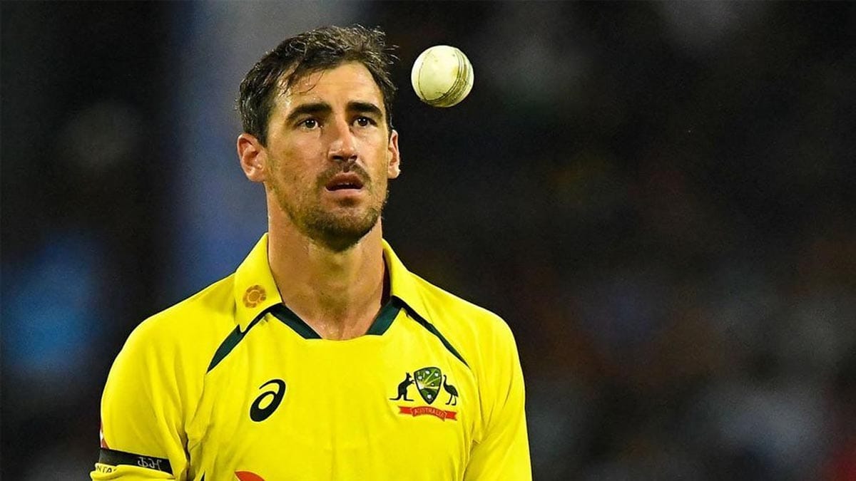 বোলিং অ্যাকশনে অস্ট্রেলিয়ান তারকা পেসার মিচেল স্টার্ক