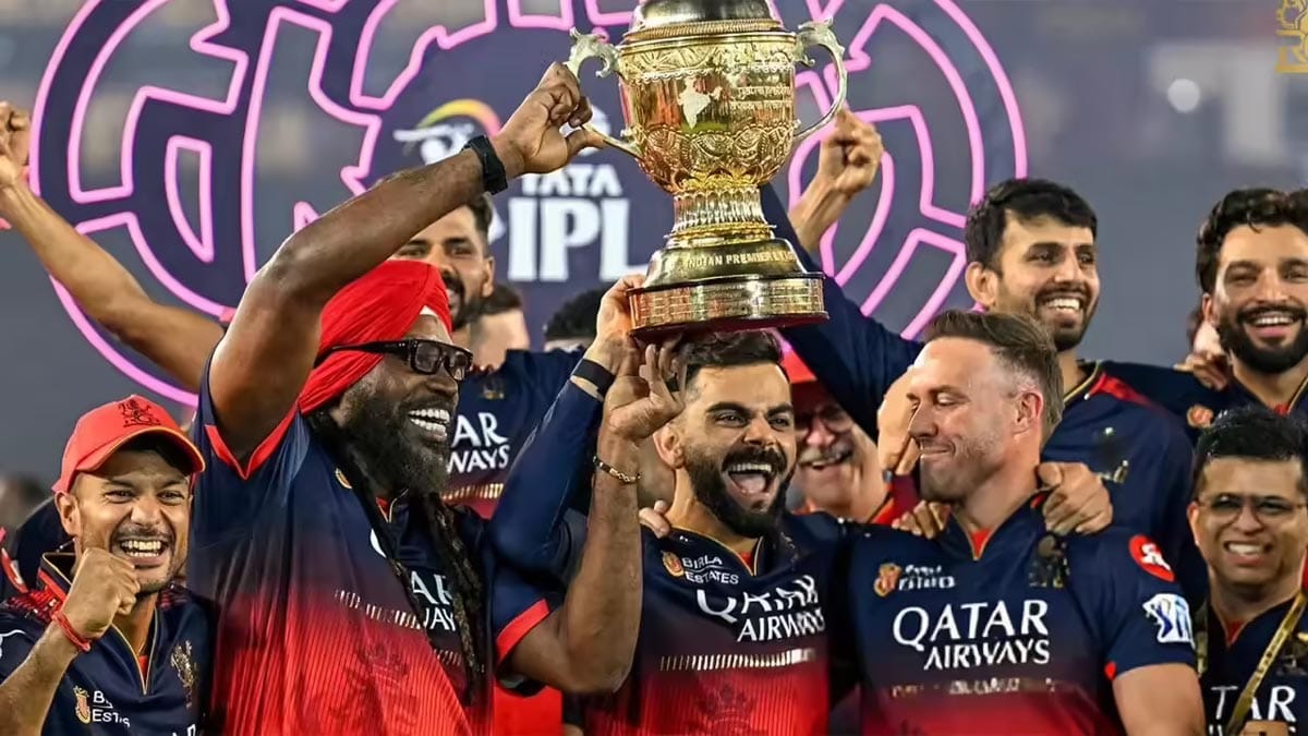 আইপিএল ট্রফি হাতে আরসিবি অধিনায়ক রজত পাতিদার ও বিরাট কোহলি।
