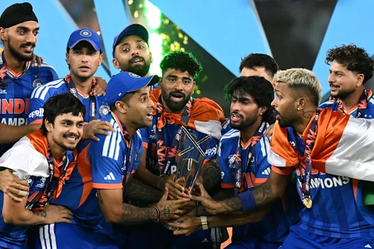 ২০২৬ টি-টোয়েন্টি বিশ্বকাপ ট্রফি হাতে ভারতের উল্লাস।