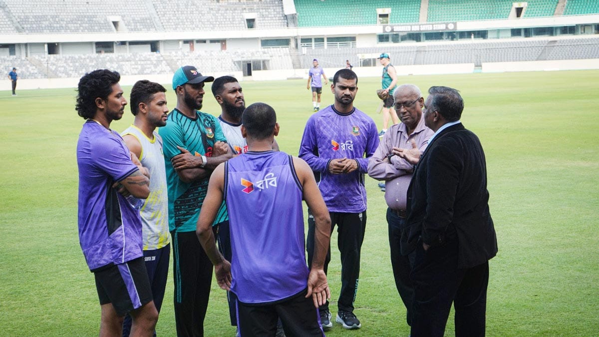 শান্ত-সৌম্যদের সঙ্গে কথা বলছেন আমিনুল ইসলাম বুলবুল।