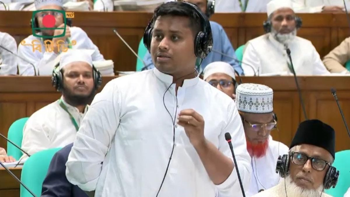 সংসদ অধিবেশনে বক্তব্য দিচ্ছেন এমপি হাসনাত আব্দুল্লাহ।