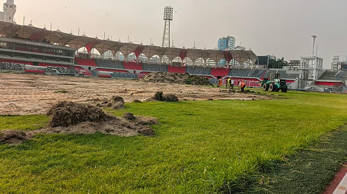 জাতীয় স্টেডিয়ামের মাঠে ঘাস উপড়ে ফেলে নতুন করে সংস্কার কাজ শুরুর দৃশ্য।