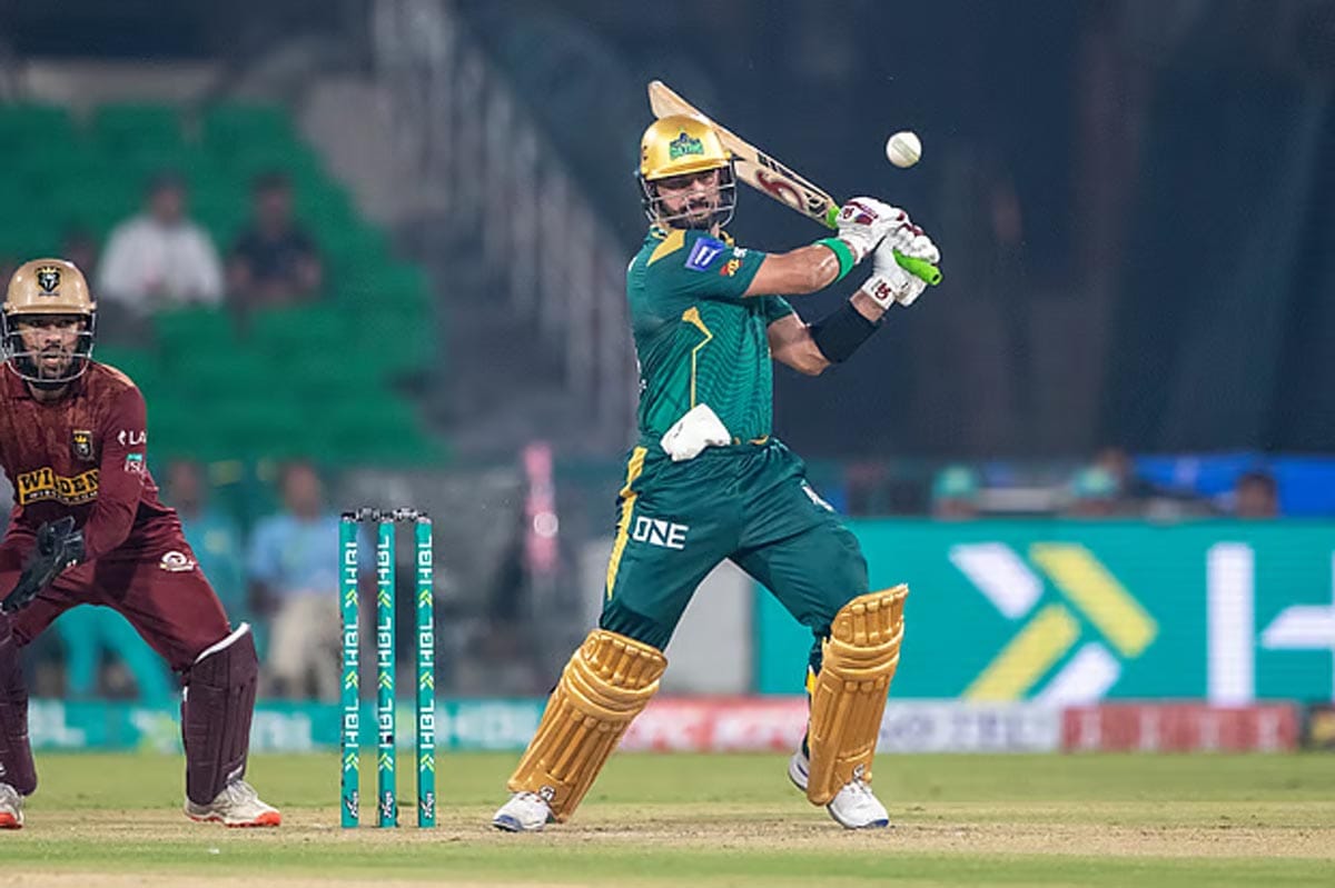 মুলতান সুলতানসের জার্সিতে সাহিবজাদা ফারহানের বিধ্বংসী ব্যাটিংয়ের দৃশ্য।