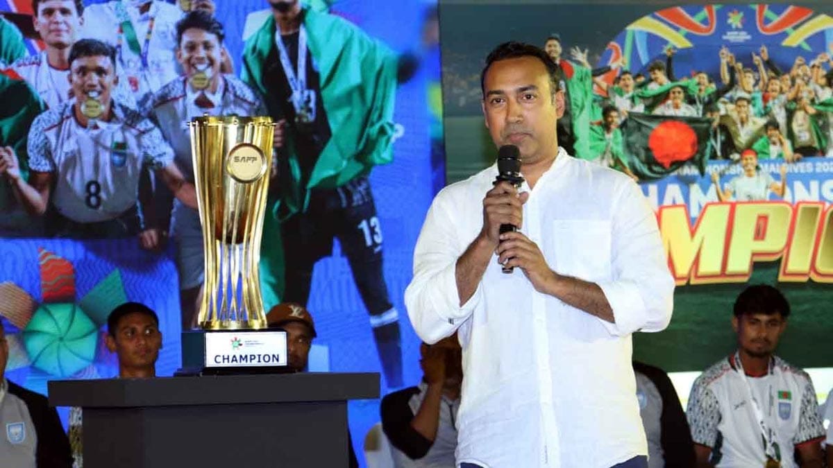সাংবাদিকদের মুখোমুখি বাফুফে সভাপতি তাবিথ আউয়াল।