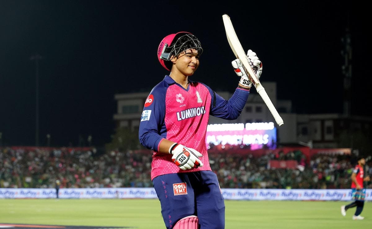 গুয়াহাটির মাঠে দারুণ ইনিংস খেলে হাসিমুখে বৈভব সূর্যবংশী।