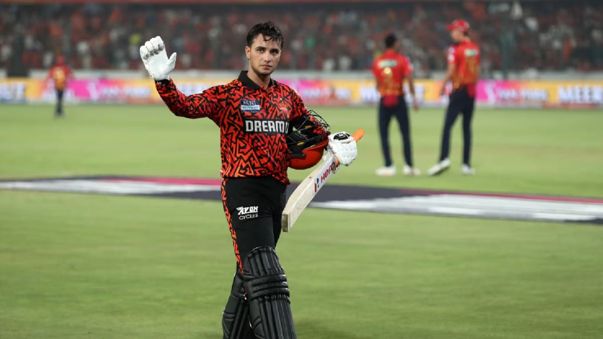 আইপিএলে সেঞ্চুরি করে দর্শকদের অভিভাবনের জবাব দিচ্ছেন অভিষেক শর্মা।