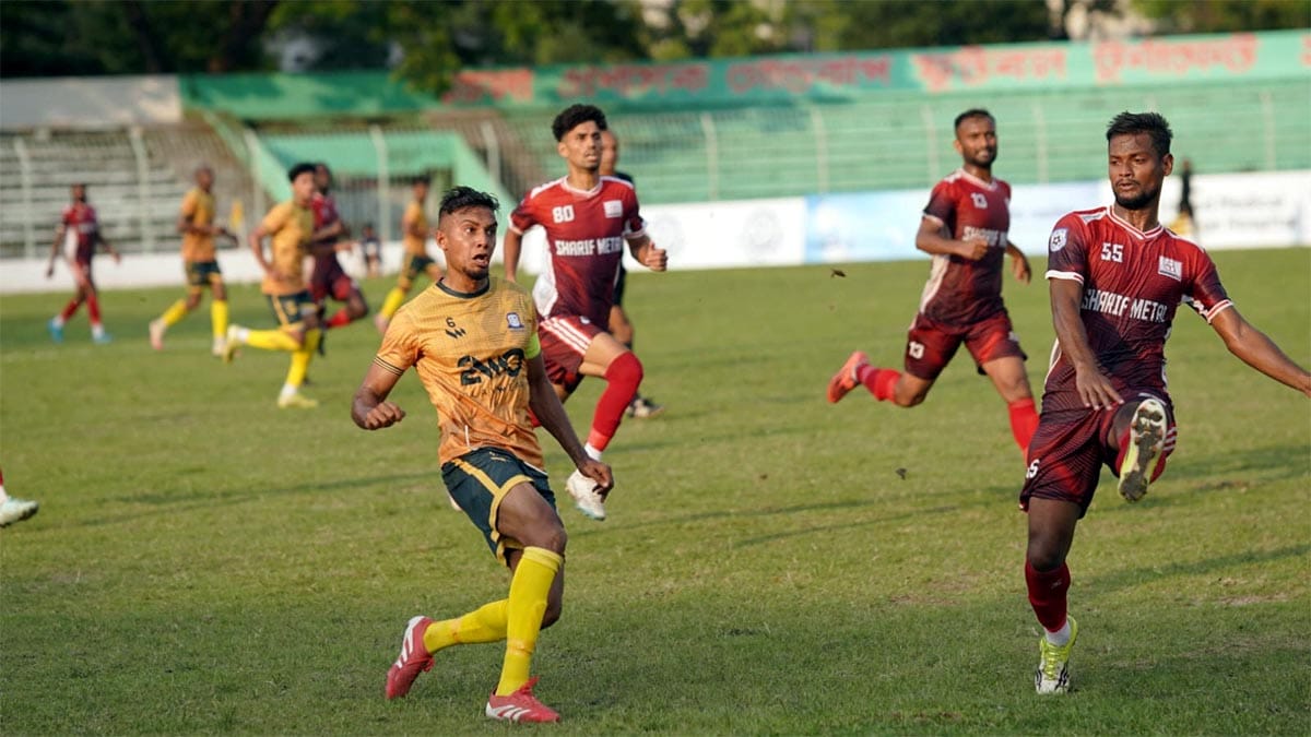 ব্রাদার্স ইউনিয়ন ও আরামবাগের ম্যাচের একটি দৃশ্য।