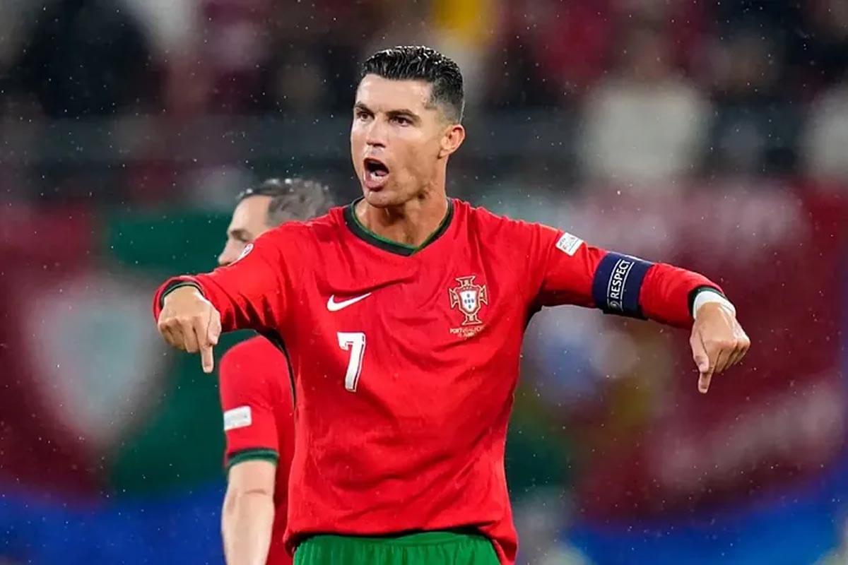 পর্তুগালের জার্সিতে গোল উদযাপনের চিরচেনা ভঙ্গিতে ক্রিশ্চিয়ানো রোনালদো।