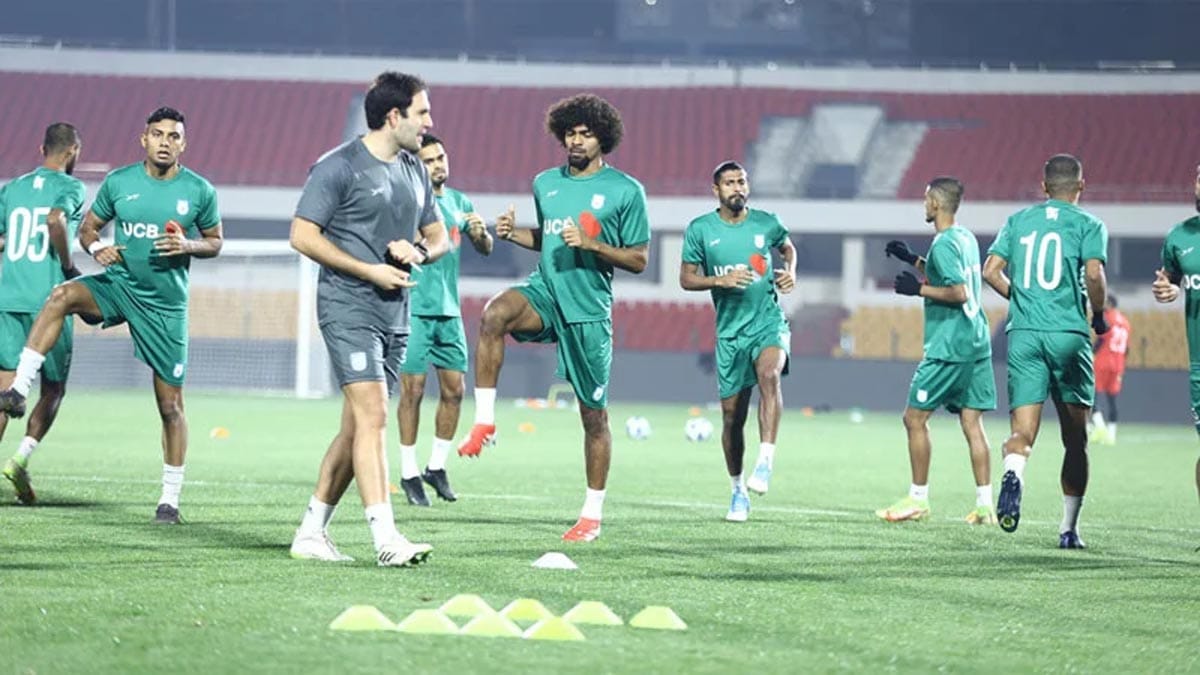 জাতীয় দলের অনুশীলনে হামজা চৌধুরী ও জামাল ভূঁইয়া।