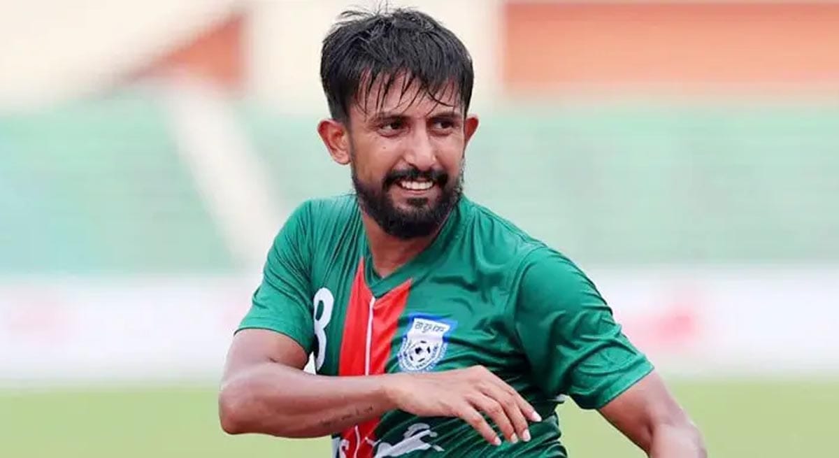 বাংলাদেশ জাতীয় দলের জার্সিতে মামুনুল ইসলাম।