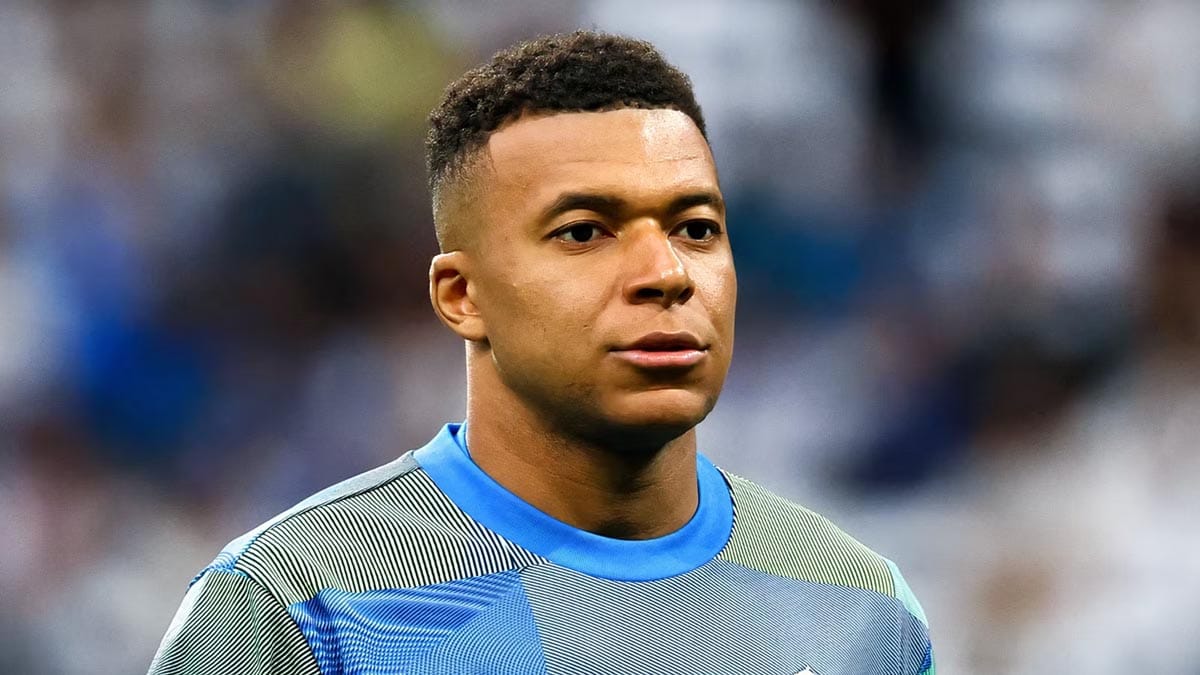 মাঠে হতাশ মুখে দাঁড়িয়ে কিলিয়ান এমবাপ্পে।