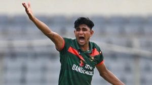 বোলিং অ্যাকশনে বাংলাদেশের পেসার নাহিদ রানা।