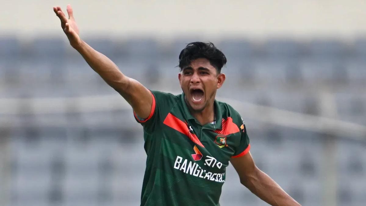 বোলিং অ্যাকশনে বাংলাদেশের পেসার নাহিদ রানা।