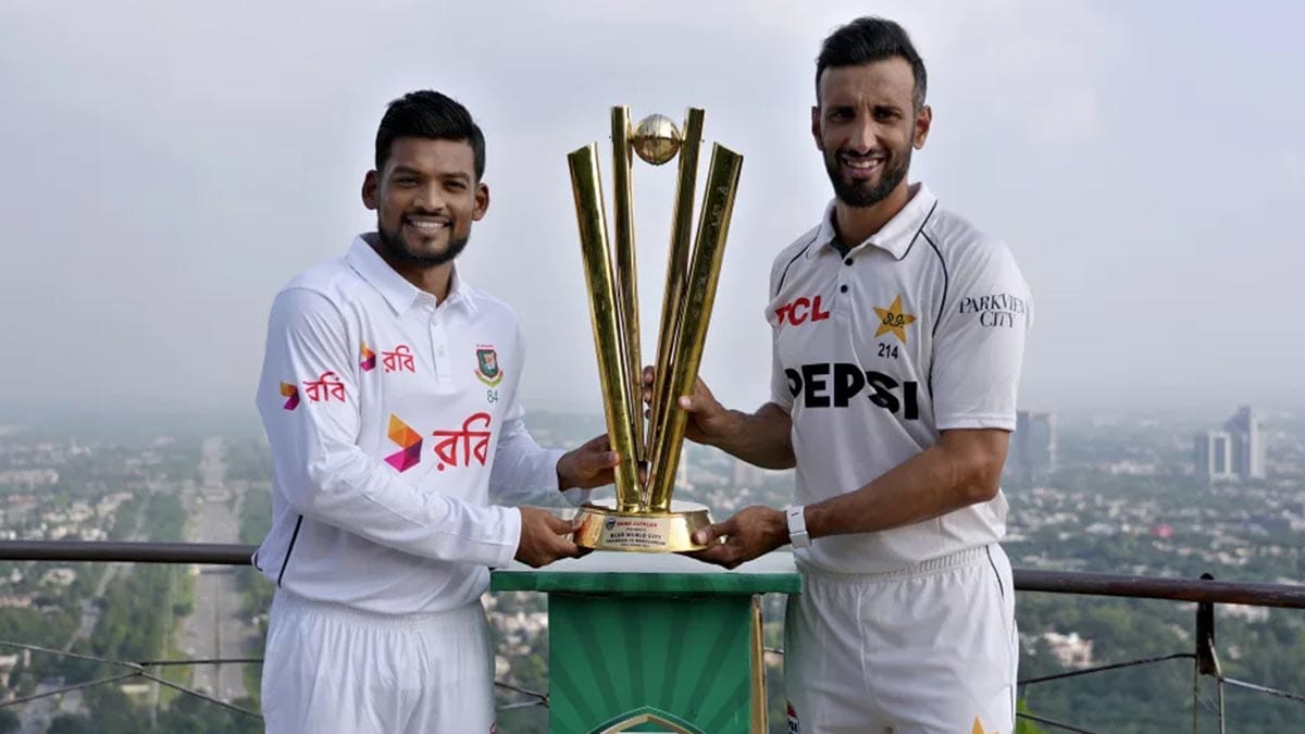 টেস্ট সিরিজের ট্রফি হাতে নাজমুল হোসেন শান্ত ও শান মাসুদ।