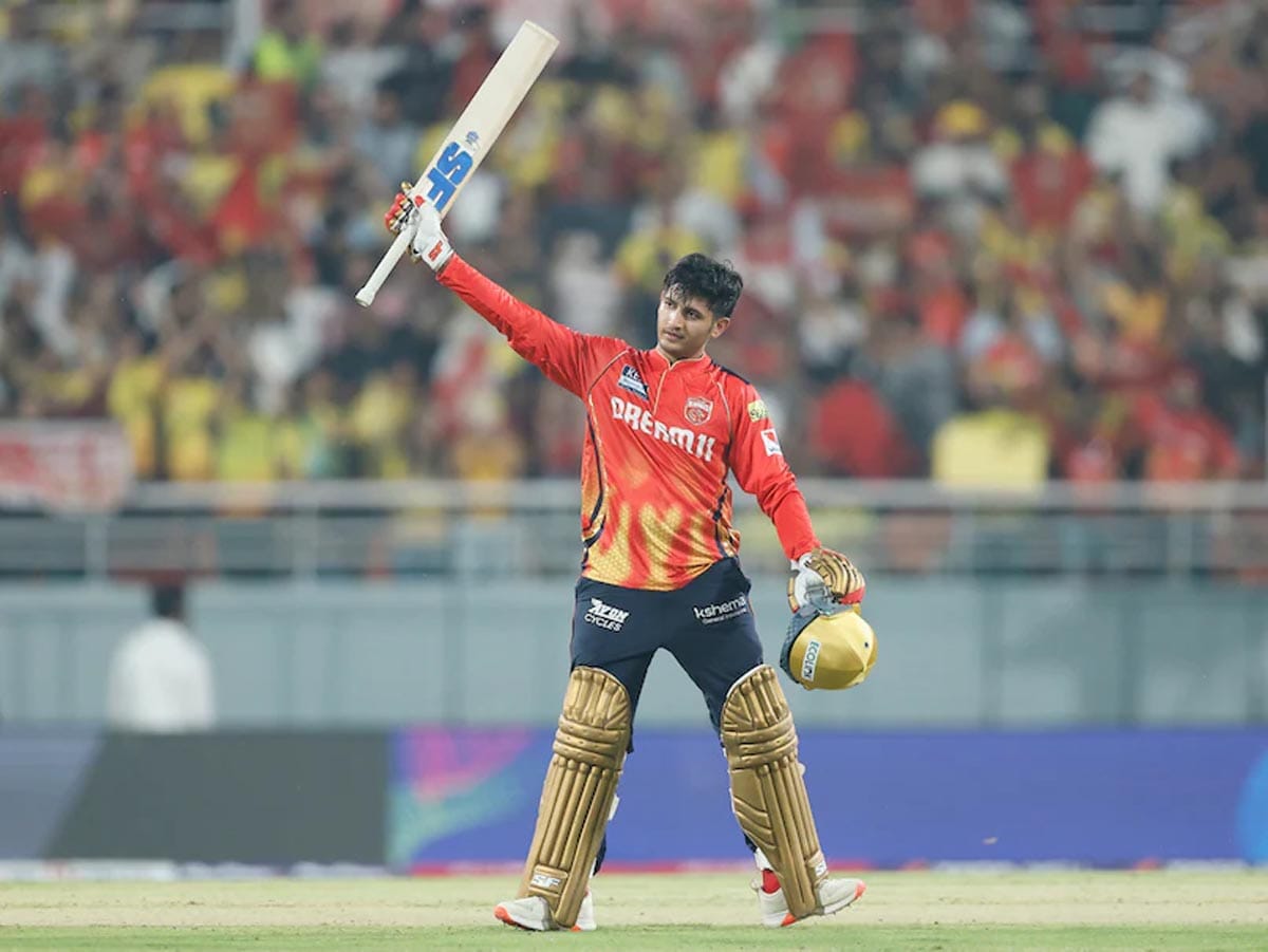 ফিফটি করার পর ব্যাট উঁচিয়ে সেলিব্রেশন করছেন প্রিয়াংশ।