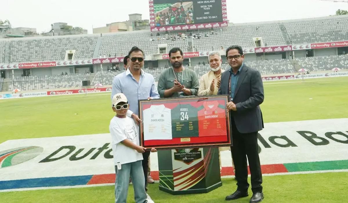 রুবেল হোসেনকে সম্মাননা দিচ্ছে বিসিবি।