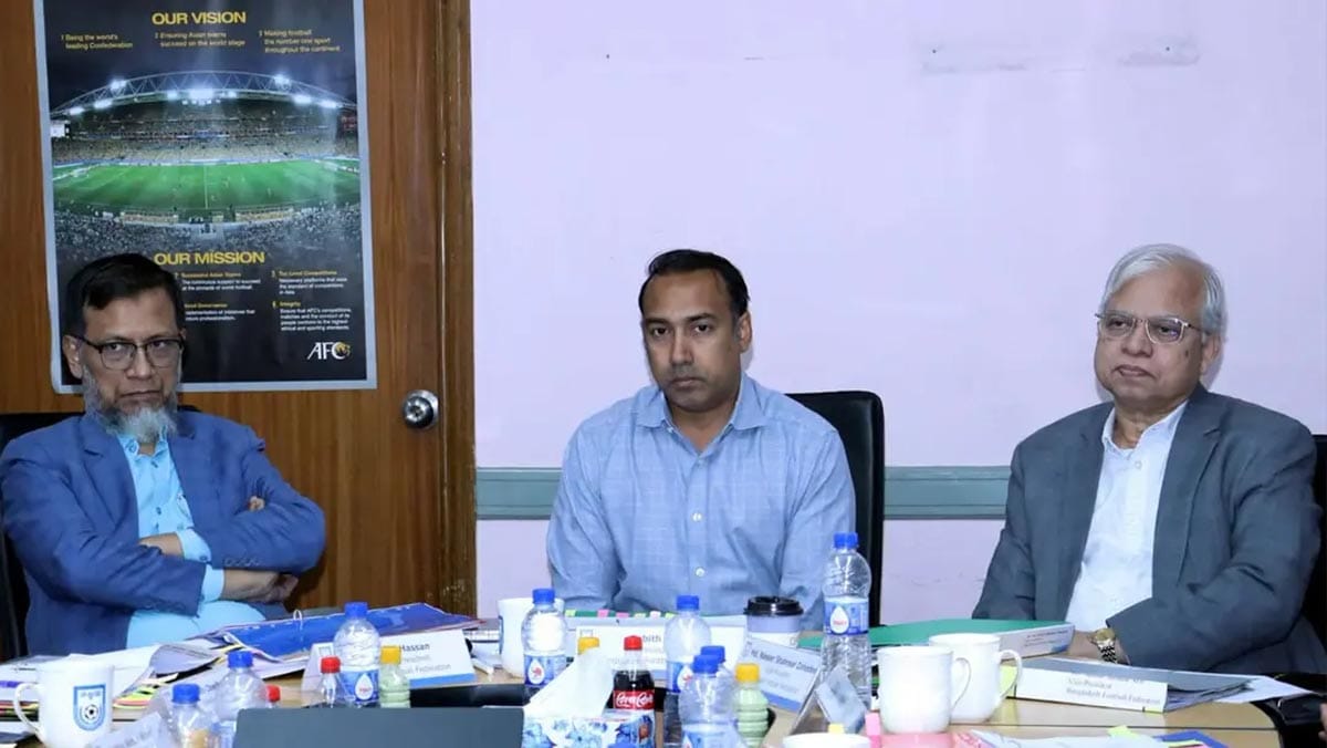 বাফুফের নির্বাহী কমিটির সভায় তাবিথ আউয়ালসহ অন্যরা।