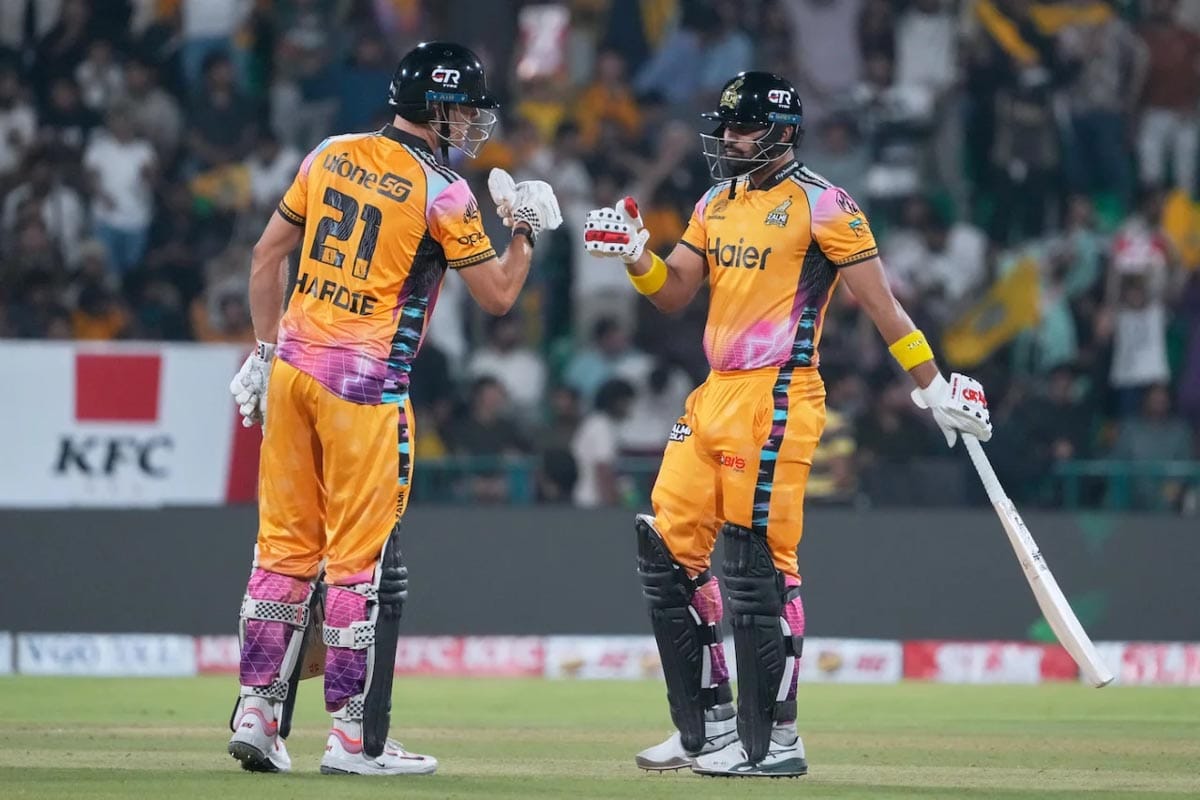 পিএসএল ফাইনালে অ্যারন হার্ডি ও আব্দুল সামাদের ব্যাটে জয়ের দিশা পায় পেশোয়ার জালমি।