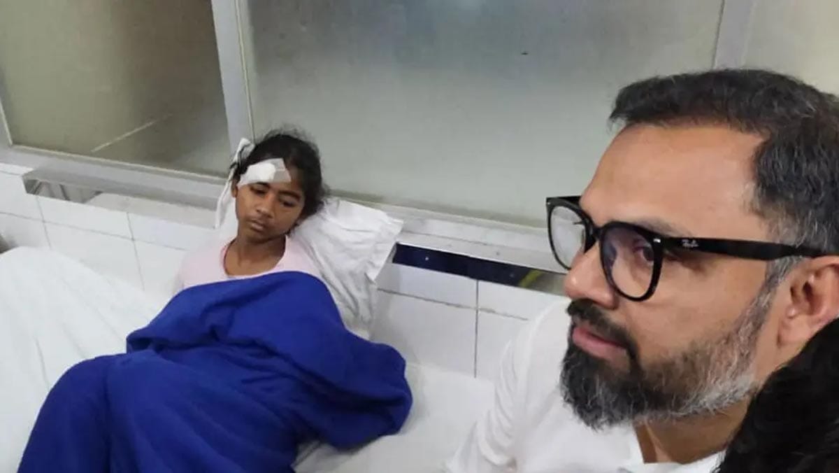 আহতের পাশে যুব ও ক্রীড়া প্রতিমন্ত্রী আমিনুল হক।