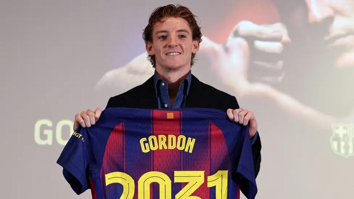 English forward Anthony Gordon wearing the FC Barcelona jersey.