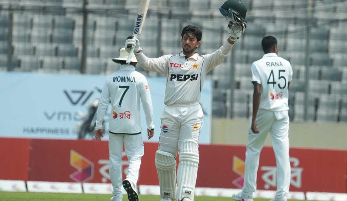 বাংলাদেশের বিপক্ষে সেঞ্চুরি করে ব্যাট উঁচিয়ে ধরেন আজান আওয়াইস।