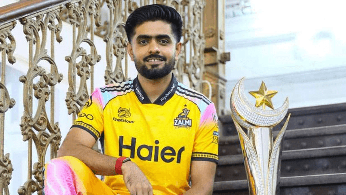 পিএসএল ট্রফি নিয়ে বাবর আজম।