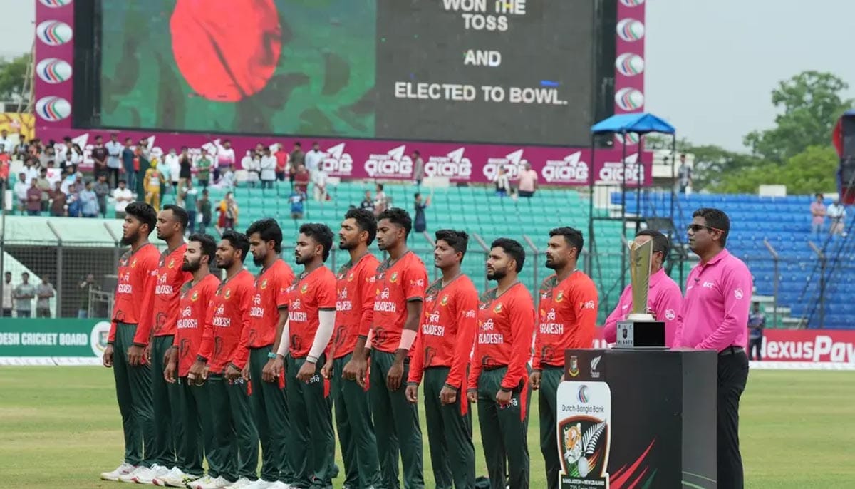 মাঠে জাতীয় সংগীত গাইছেন বাংলাদেশের ক্রিকেটাররা।