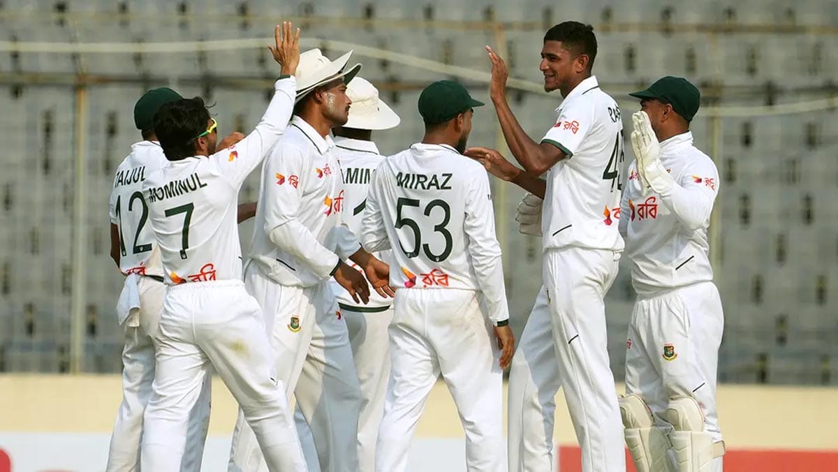 নাহিদ রানাকে ঘিরে সতীর্থদের উল্লাস।