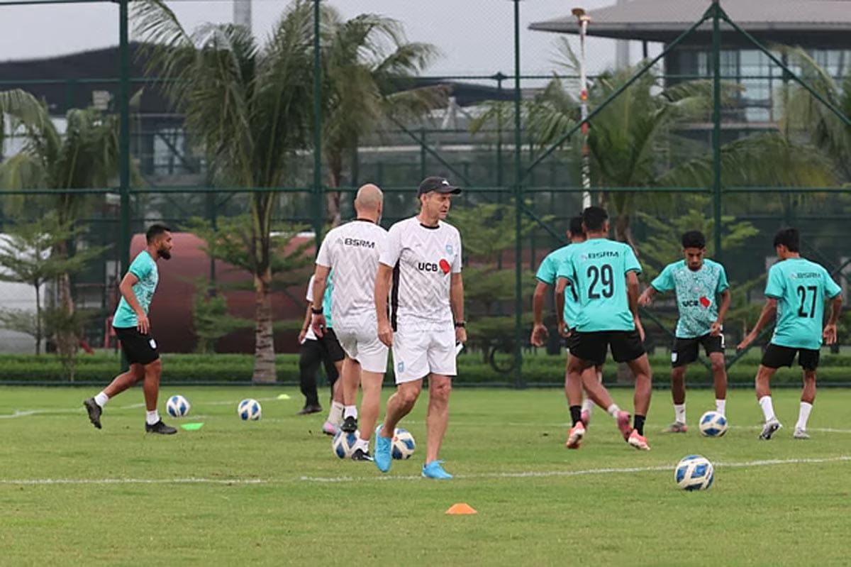Bangladesh national football team head coach Thomas Dooley talking to players.
