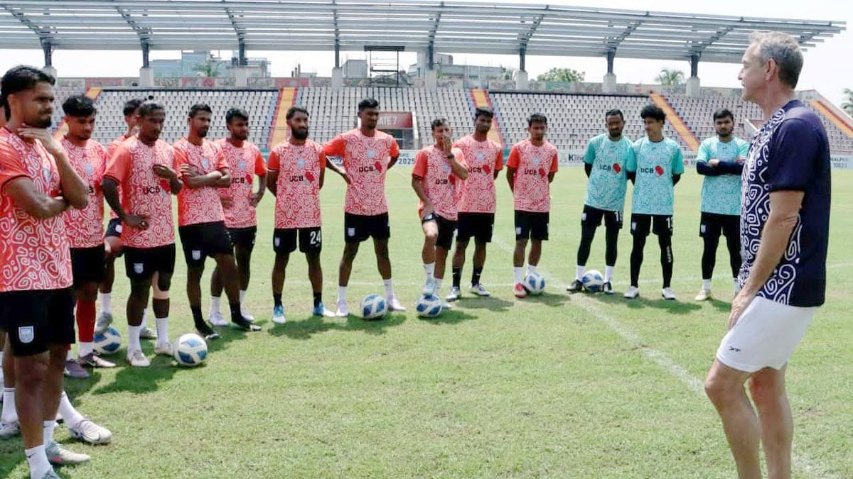 Bangladesh national football team head coach Thomas Dooley explaining tactics on a session.