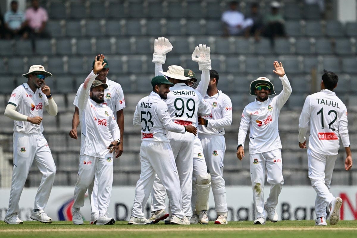 Bangladesh team celebrating a wicket on the fourth day afternoon against Pakistan.