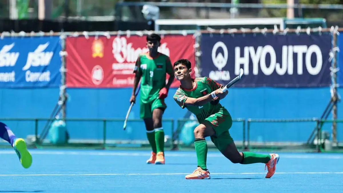 অনূর্ধ্ব-১৮ এশিয়া কাপ হকিতে বাংলাদেশের খেলোয়াড়ের শট।