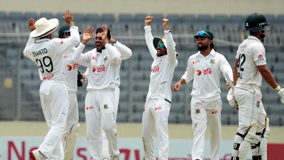 পাকিস্তানের উইকেট নিয়ে বাংলাদেশের ক্রিকেটারদের উল্লাস।