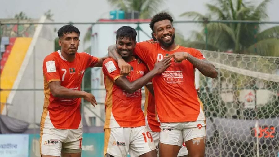 বসুন্ধরা কিংস ৪ গোল দিয়েছে ব্রাদার্স ইউনিয়নকে।