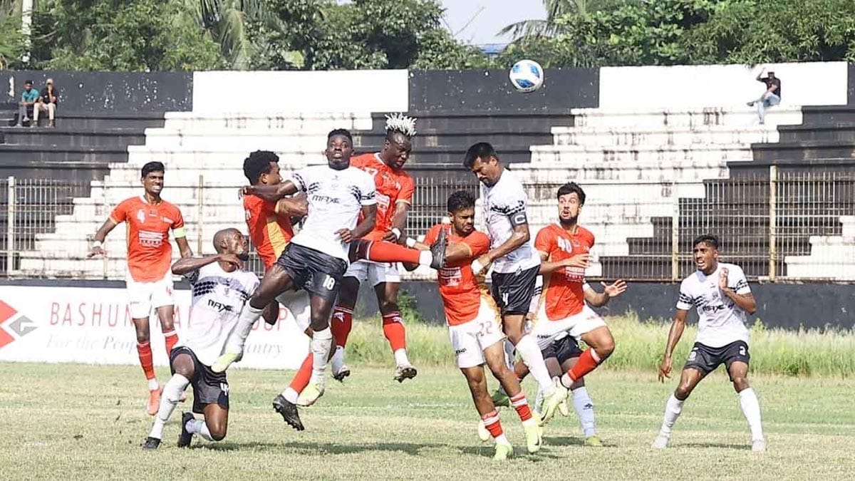 মোহামেডান ও বসুন্ধরা কিংসের মধ্যকার ম্যাচের একটি দৃশ্য।