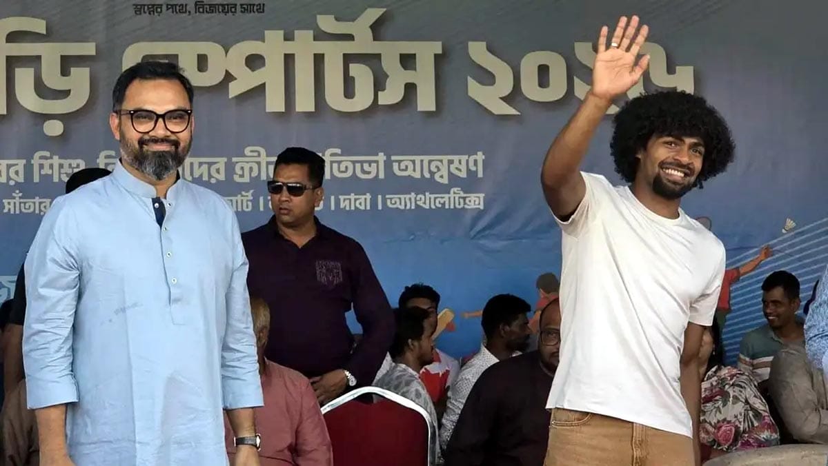 ক্রীড়া প্রতিমন্ত্রী আমিনুল হকের পাশে ফুটবল তারকা হামজা চৌধুরী।