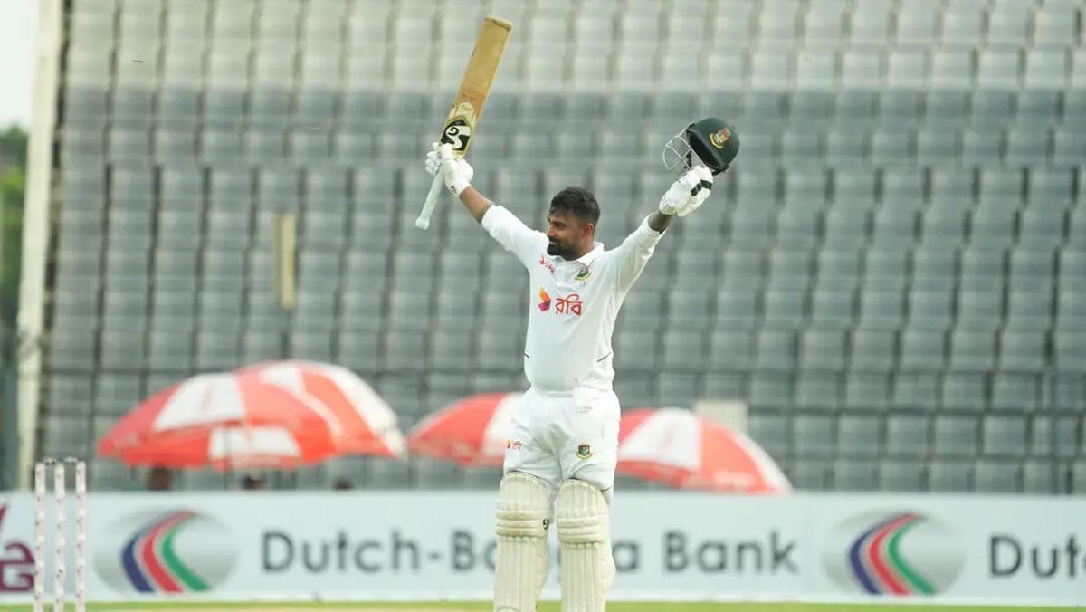 পাকিস্তানের বিপক্ষে সেঞ্চুরির পর ব্যাট উঁচিয়ে ধরেন লিটন দাস।