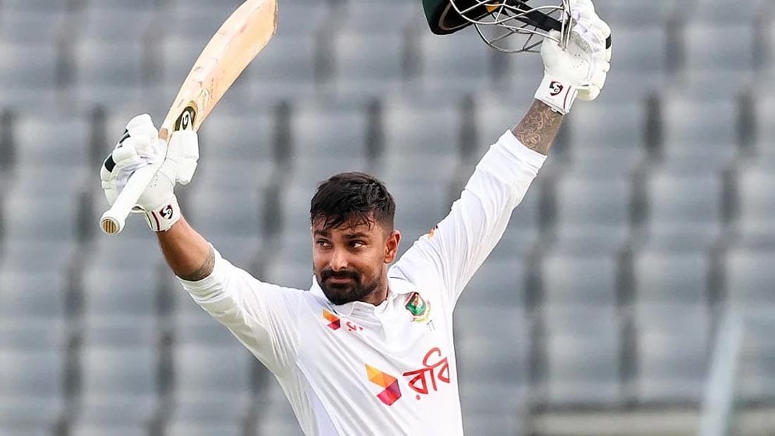 পাকিস্তানের বিপক্ষে সিলেট টেস্টে সেঞ্চুরি করে ব্যাট ও হেলমেট উঁচিয়ে ধরেন লিটন দাস।