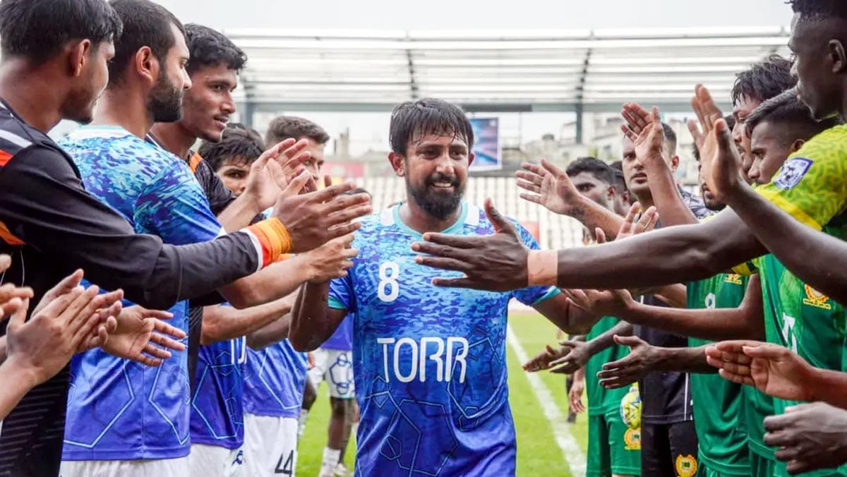 বিদায়ী ম্যাচে গার্ড অব অনার পেলেন মামুনুল ইসলাম।