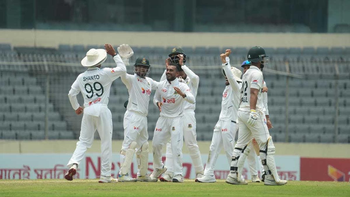 পাকিস্তানের বিপক্ষে ৫ উইকেট নিয়ে মেহেদী হাসান মিরাজের উল্লাস।