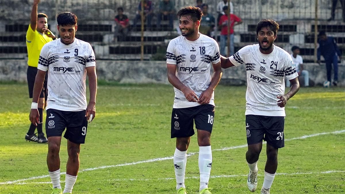 ফেডারেশন কাপে গোল করার পর মোহামেডান ফুটবলার সৌরভ দেওয়ানের উল্লাস।