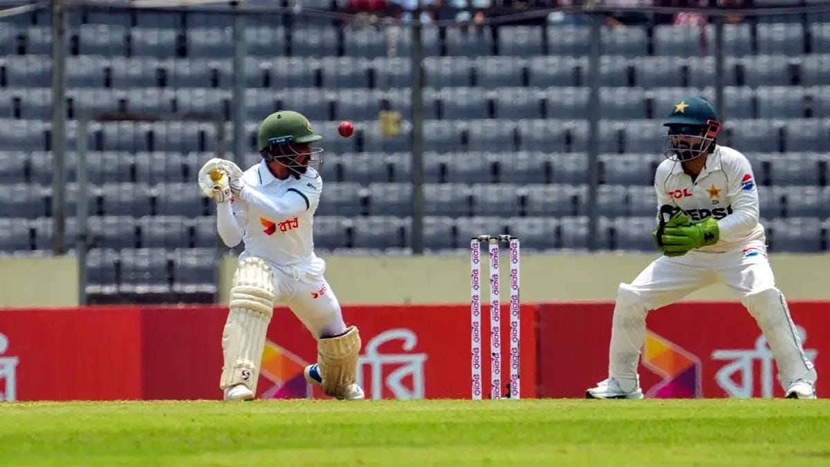 ৯১ রানের ইনিংস খেলার পথে মুমিনুল হকের একটি দারুণ শট।